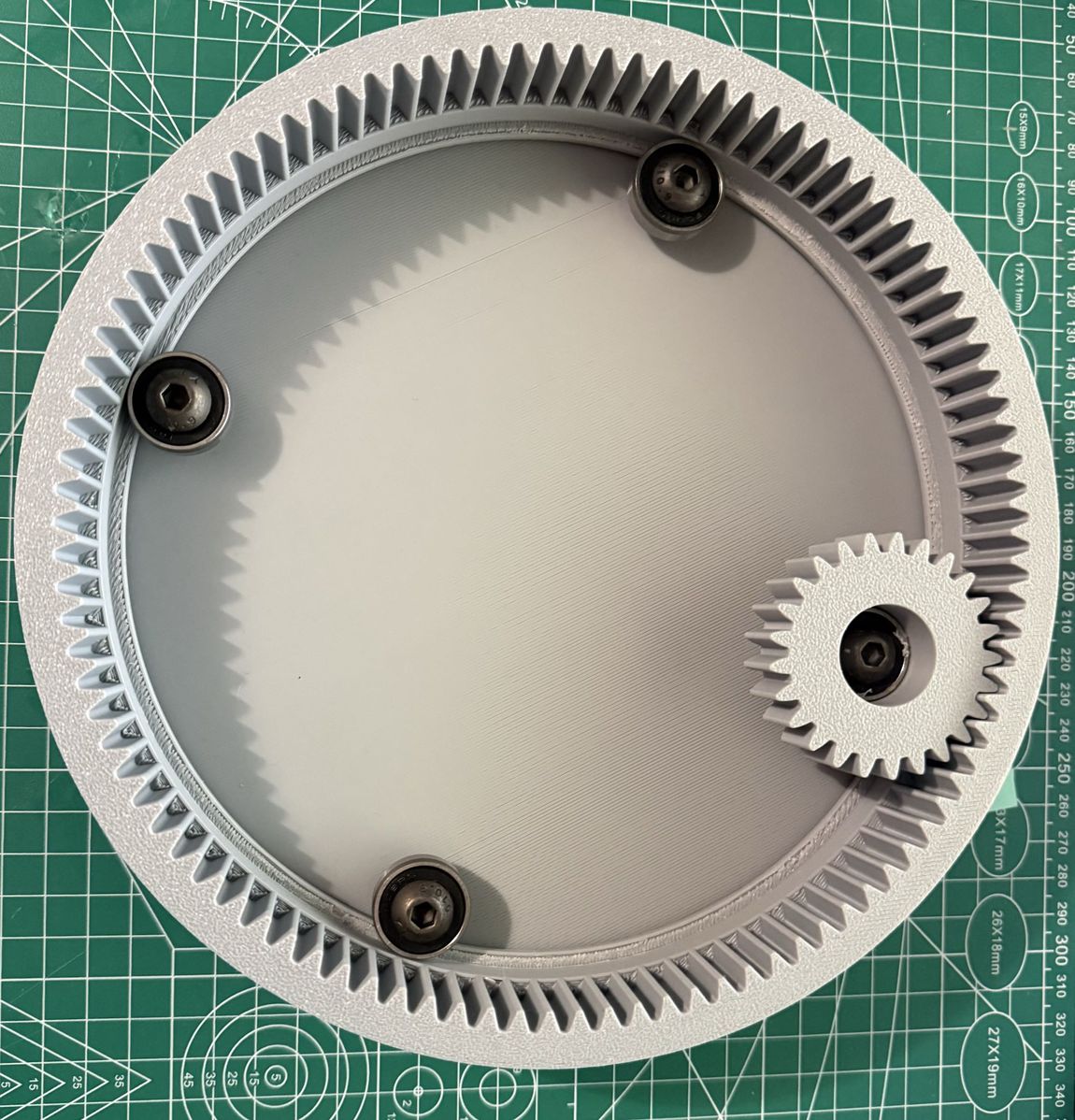 First yaw prototype seen from below: printed internal ring gear with straight-cut teeth, a single pinion and three bearings